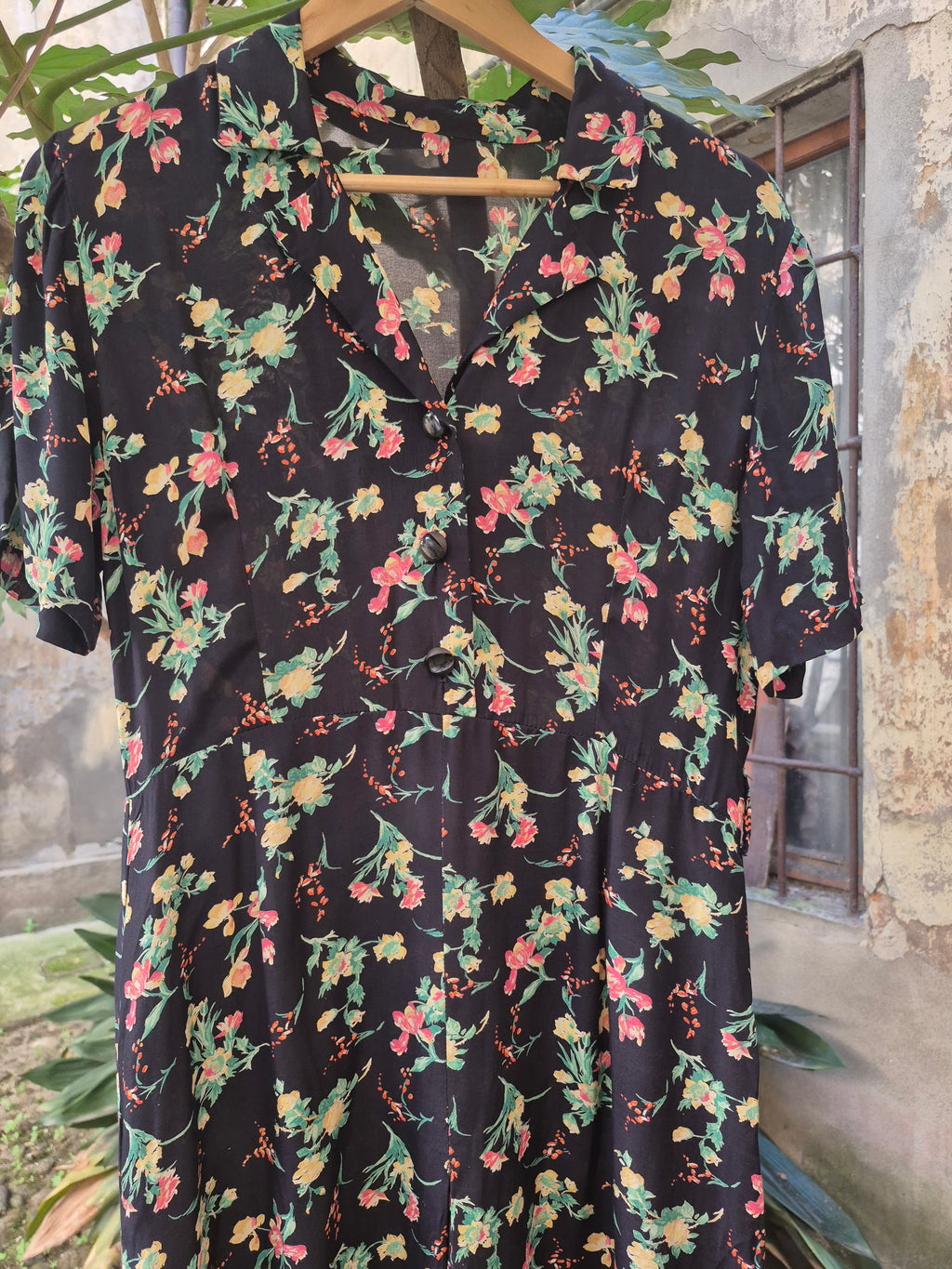 Vestito Vintage a Fiori con Bottoni e Colletto