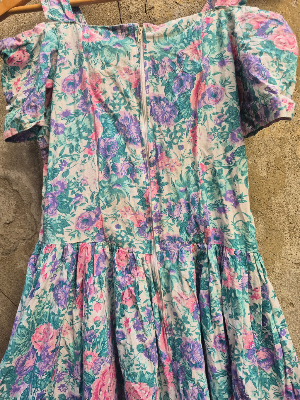 Incanto Romantico: Abito Vintage Anni '80/'90 a Fiori con Scollo Cold-Shoulder