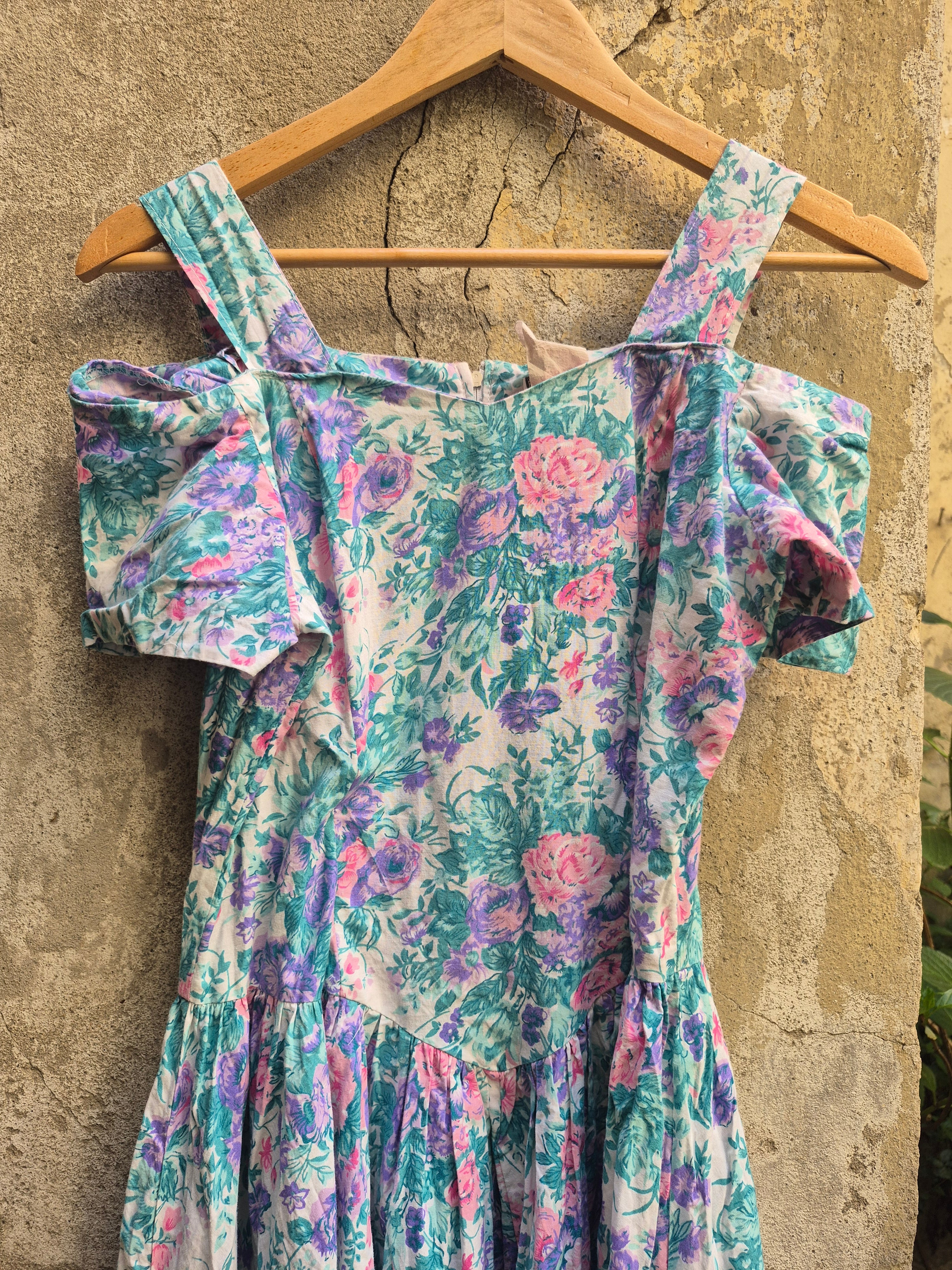 Incanto Romantico: Abito Vintage Anni '80/'90 a Fiori con Scollo Cold-Shoulder