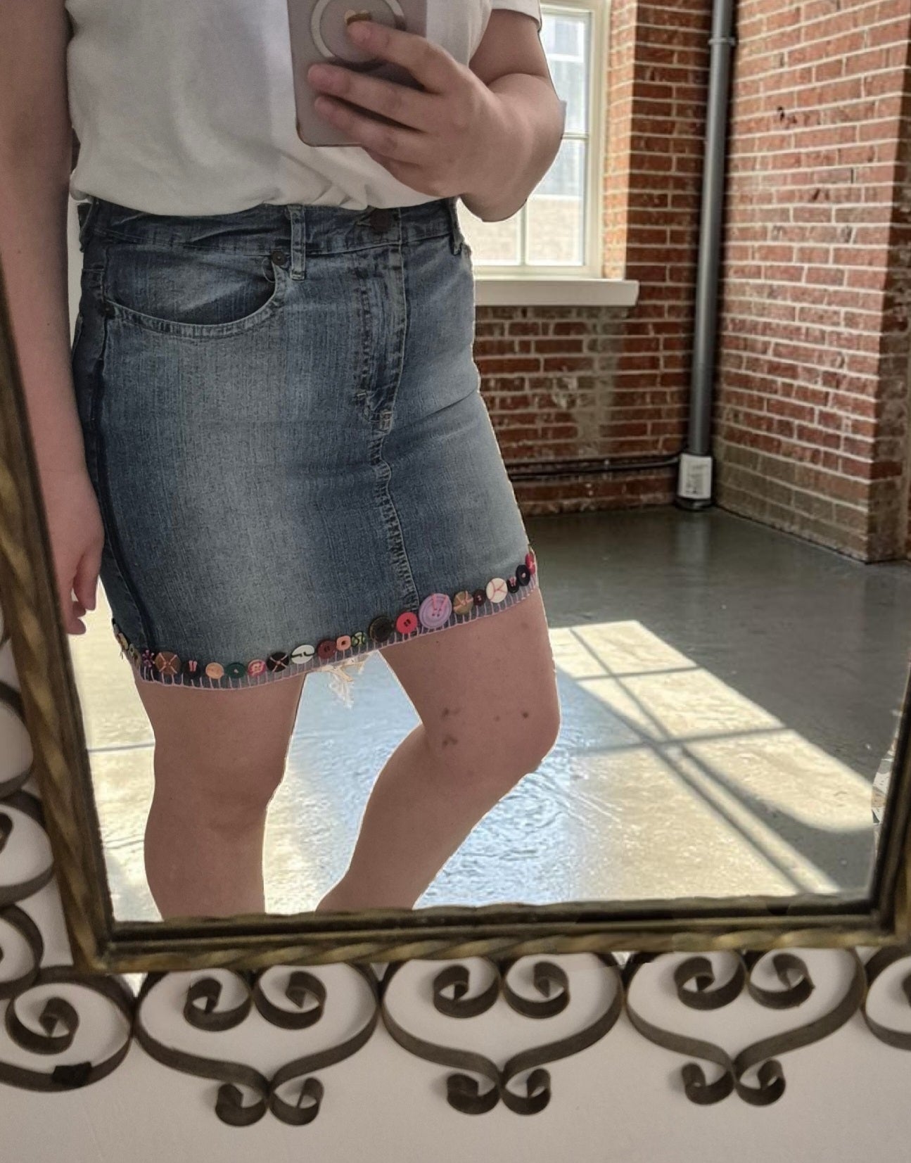 🌟 Minigonna in Jeans Artigianale con Dettagli Unici e Bottoni Vintage