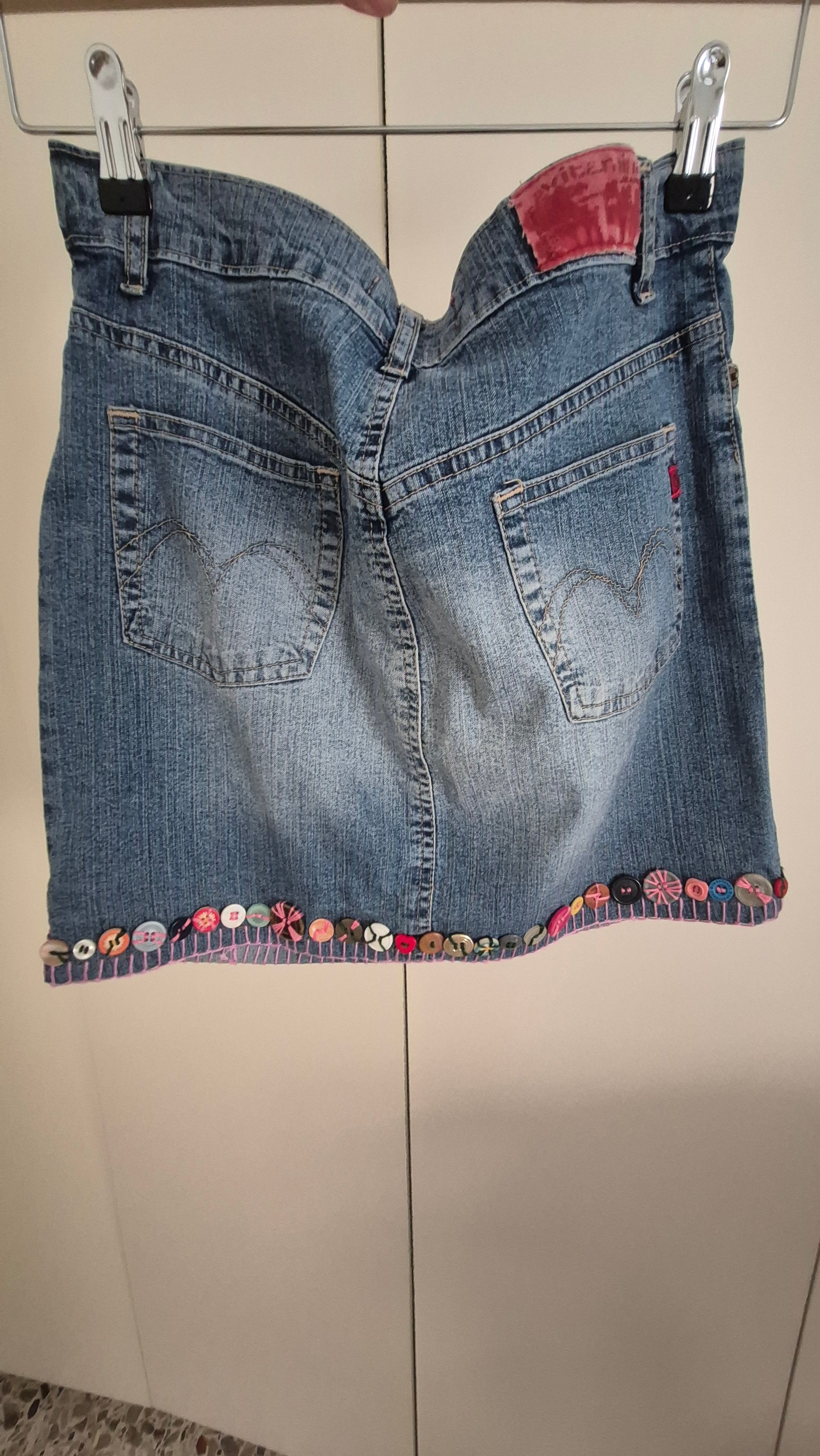 🌟 Minigonna in Jeans Artigianale con Dettagli Unici e Bottoni Vintage