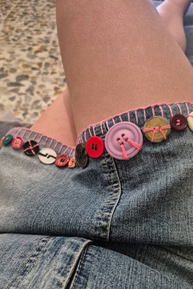 🌟 Minigonna in Jeans Artigianale con Dettagli Unici e Bottoni Vintage