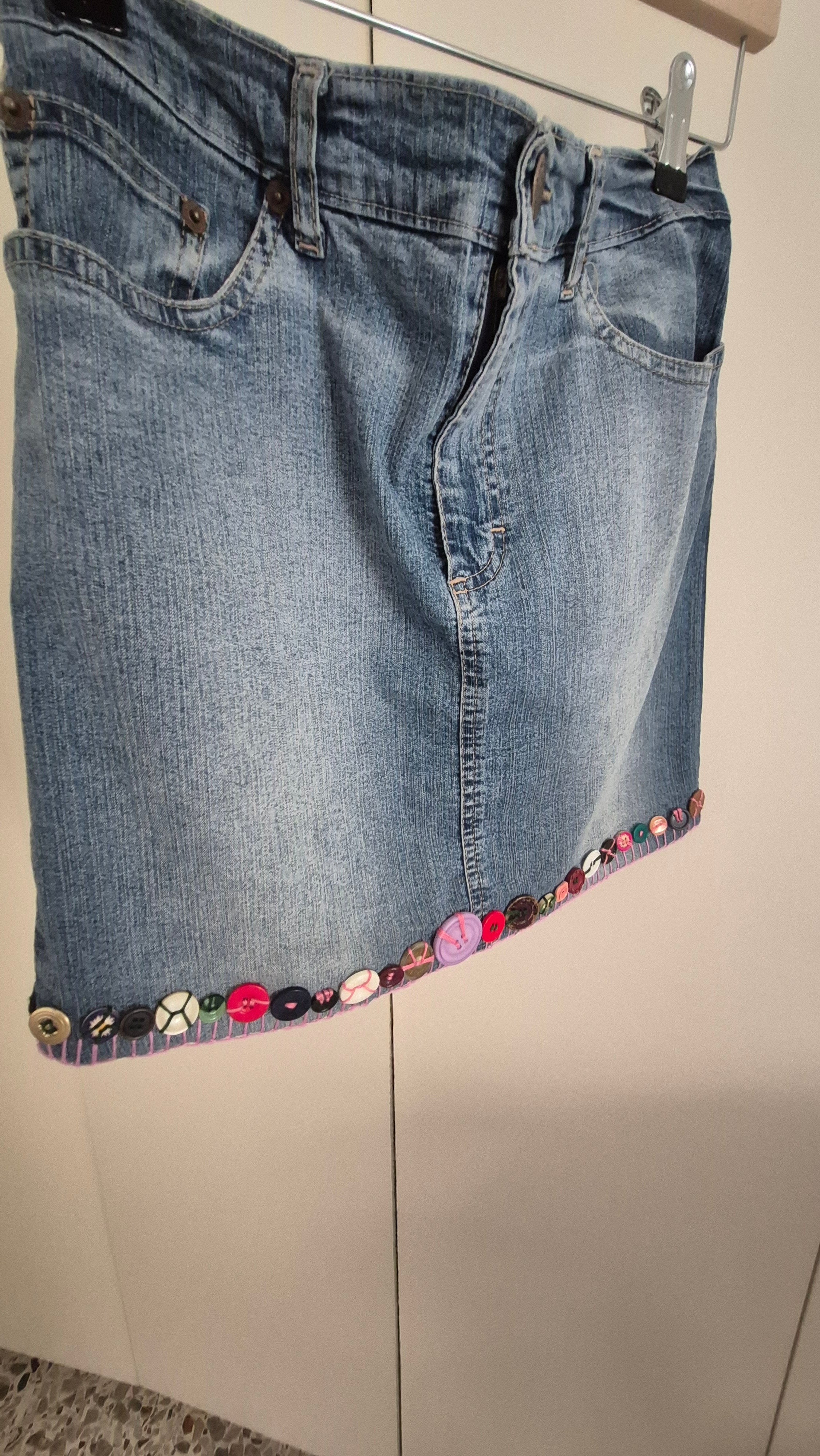 🌟 Minigonna in Jeans Artigianale con Dettagli Unici e Bottoni Vintage