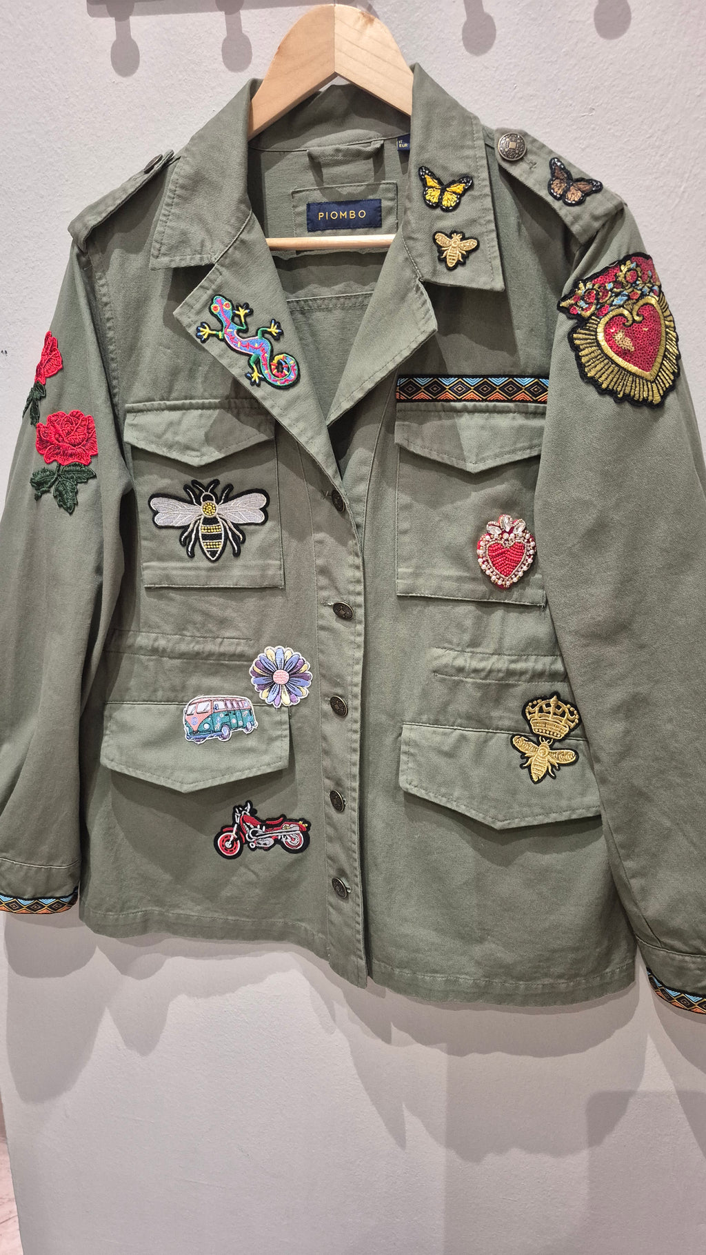 Giacca Militare Custom con Patch: Idee Outfit Primavera 🌸✨