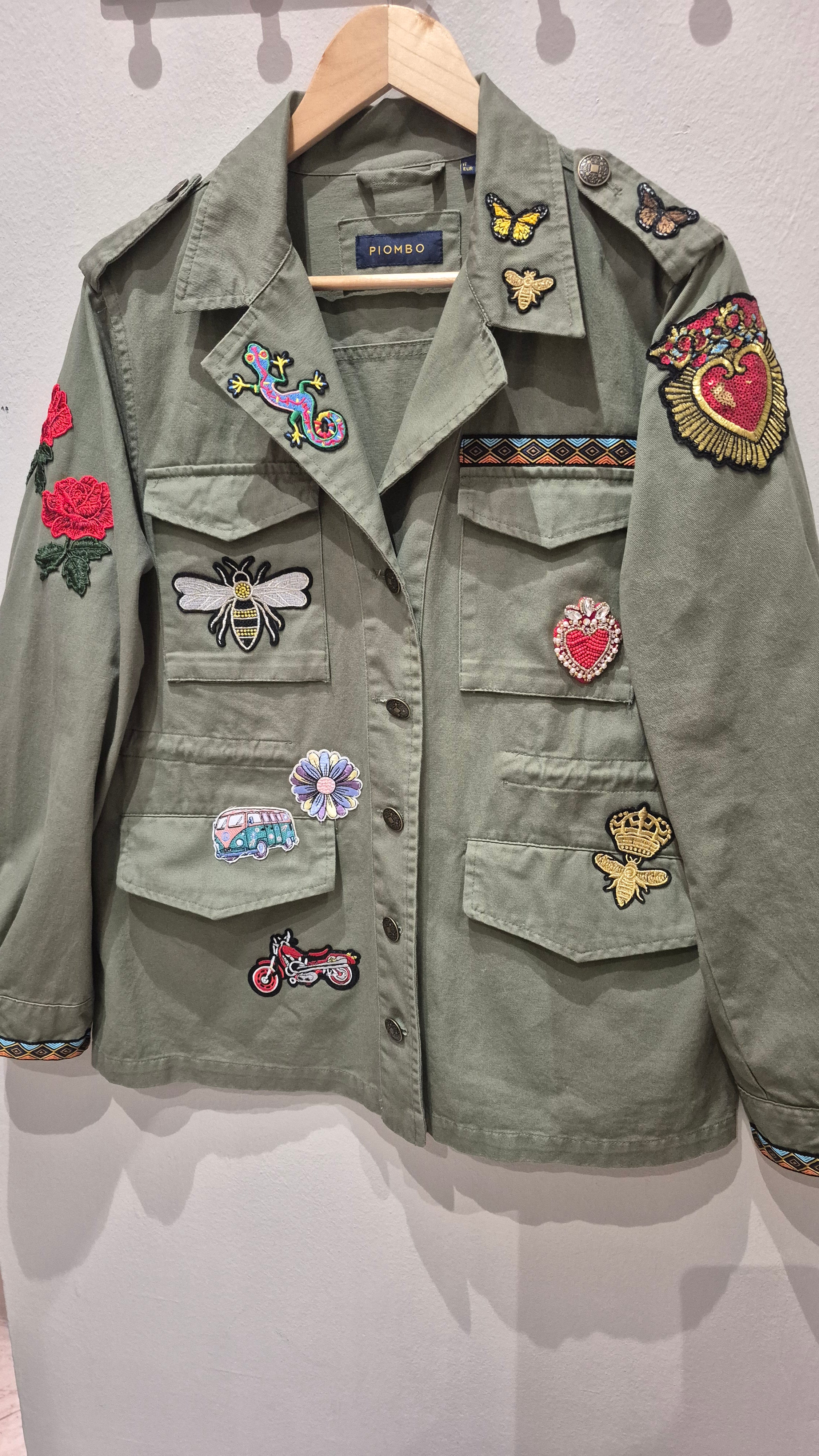 Giacca Militare Custom con Patch: Idee Outfit Primavera 🌸✨