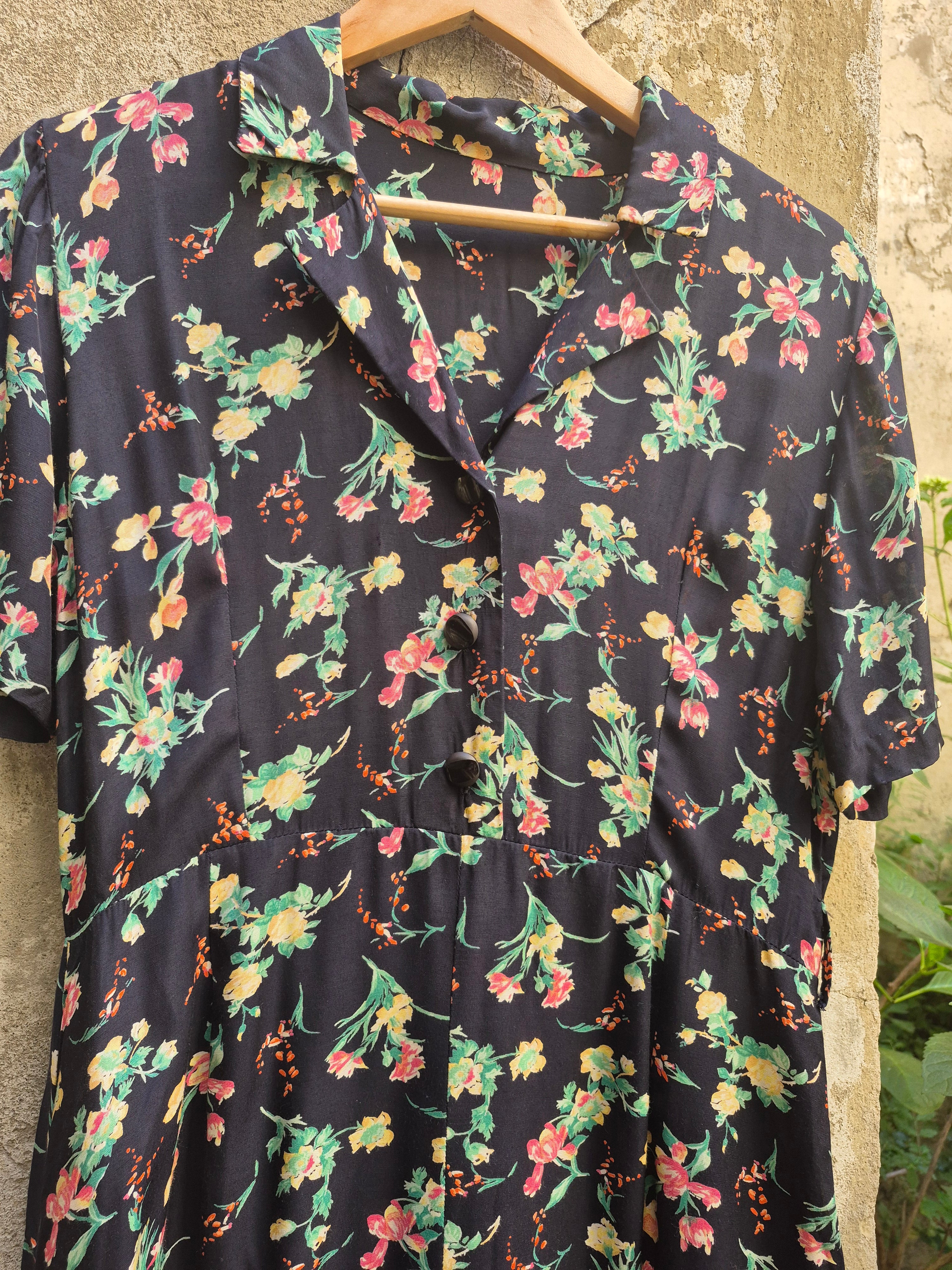 Vestito Vintage a Fiori con Bottoni e Colletto
