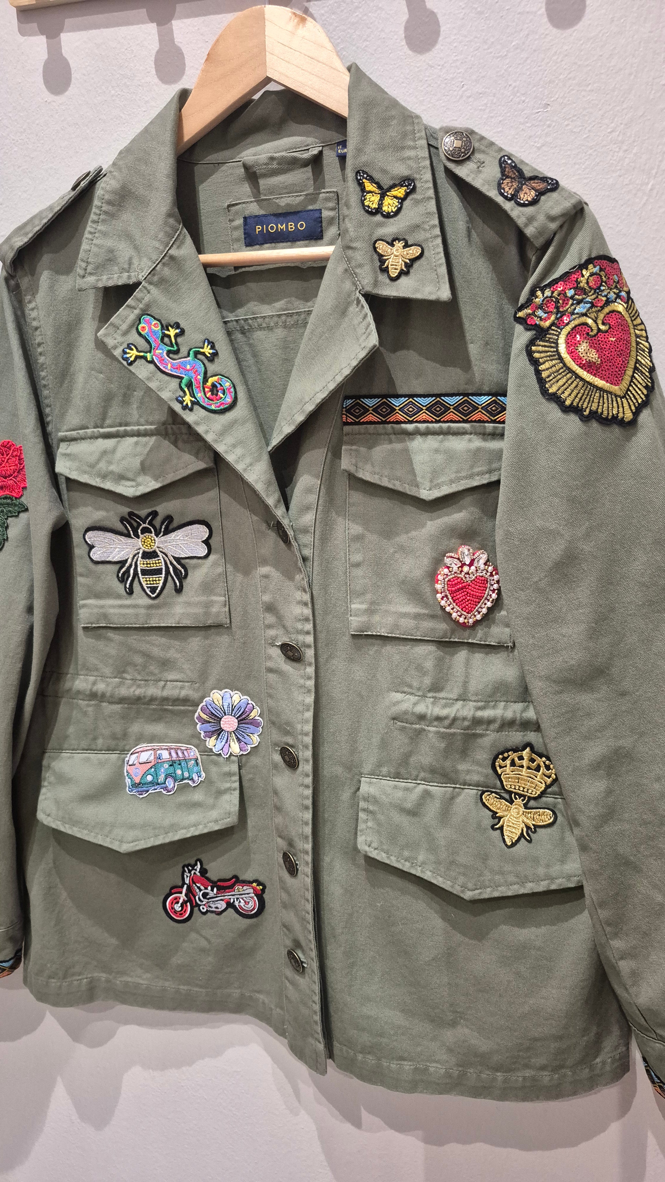 Giacca Militare Custom con Patch: Idee Outfit Primavera 🌸✨