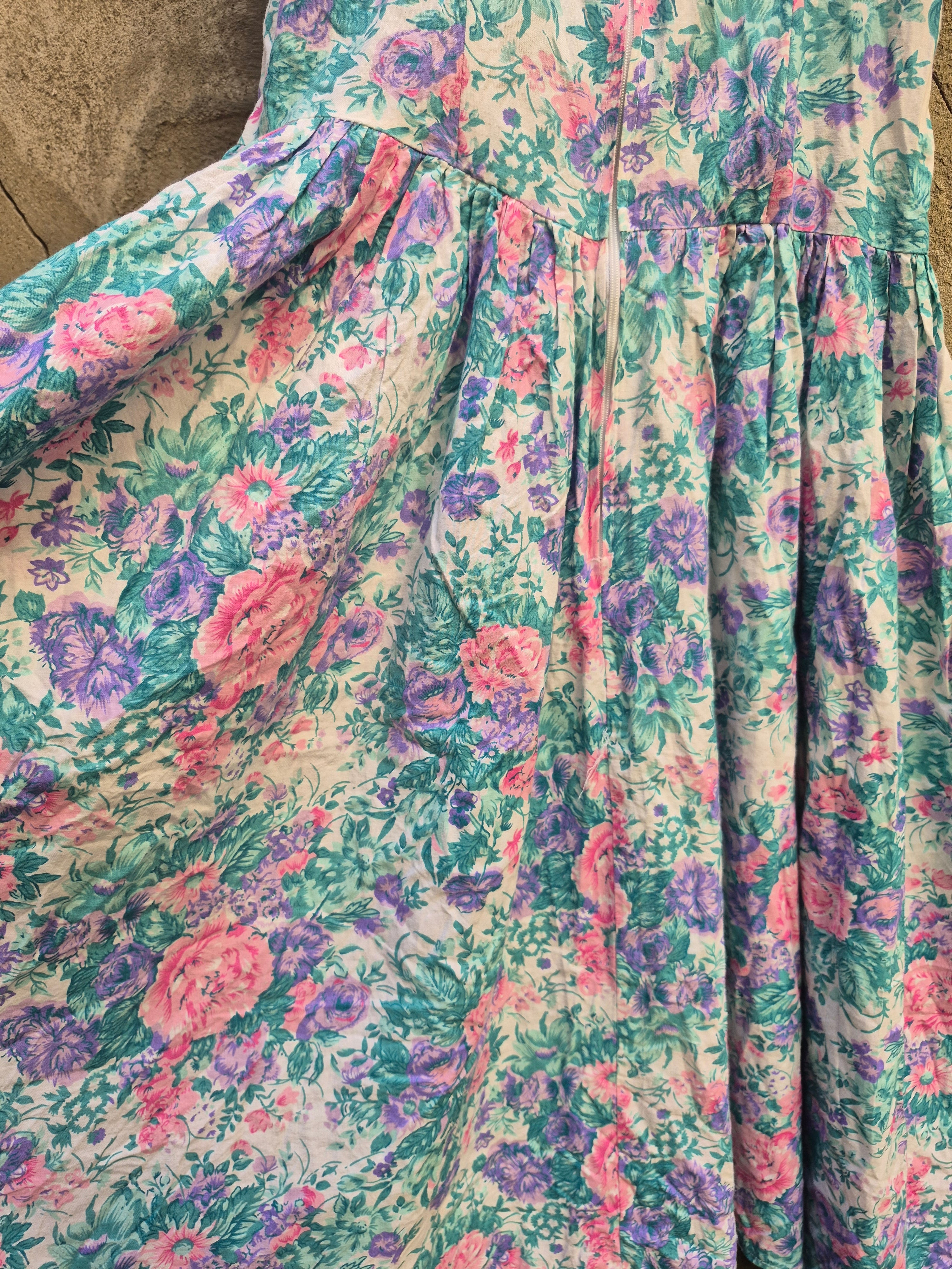 Incanto Romantico: Abito Vintage Anni '80/'90 a Fiori con Scollo Cold-Shoulder