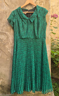 💚 Eleganza Bon-Ton: Abito Verde Smeraldo Plissettato con Colletto Peter Pan