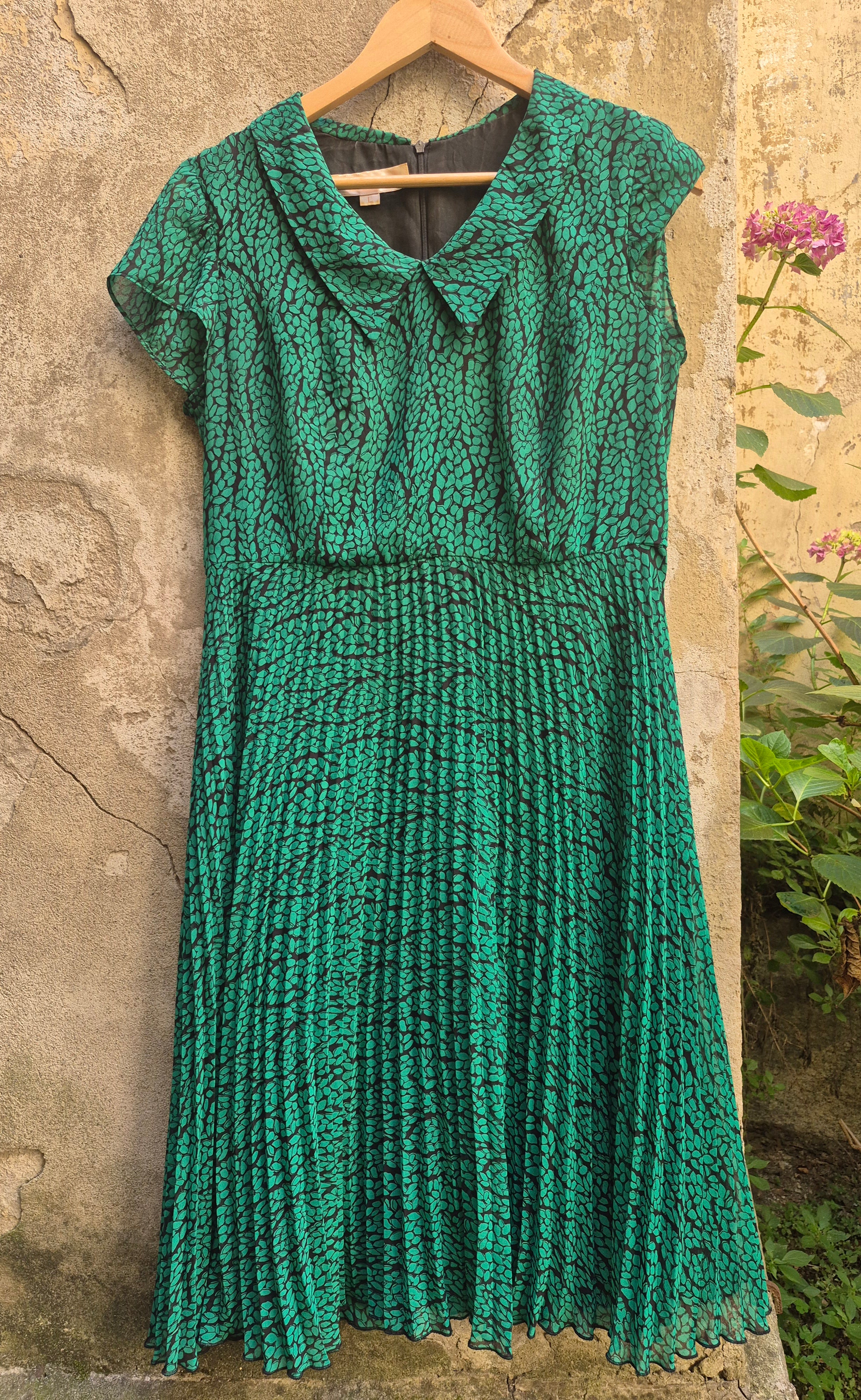 💚 Eleganza Bon-Ton: Abito Verde Smeraldo Plissettato con Colletto Peter Pan