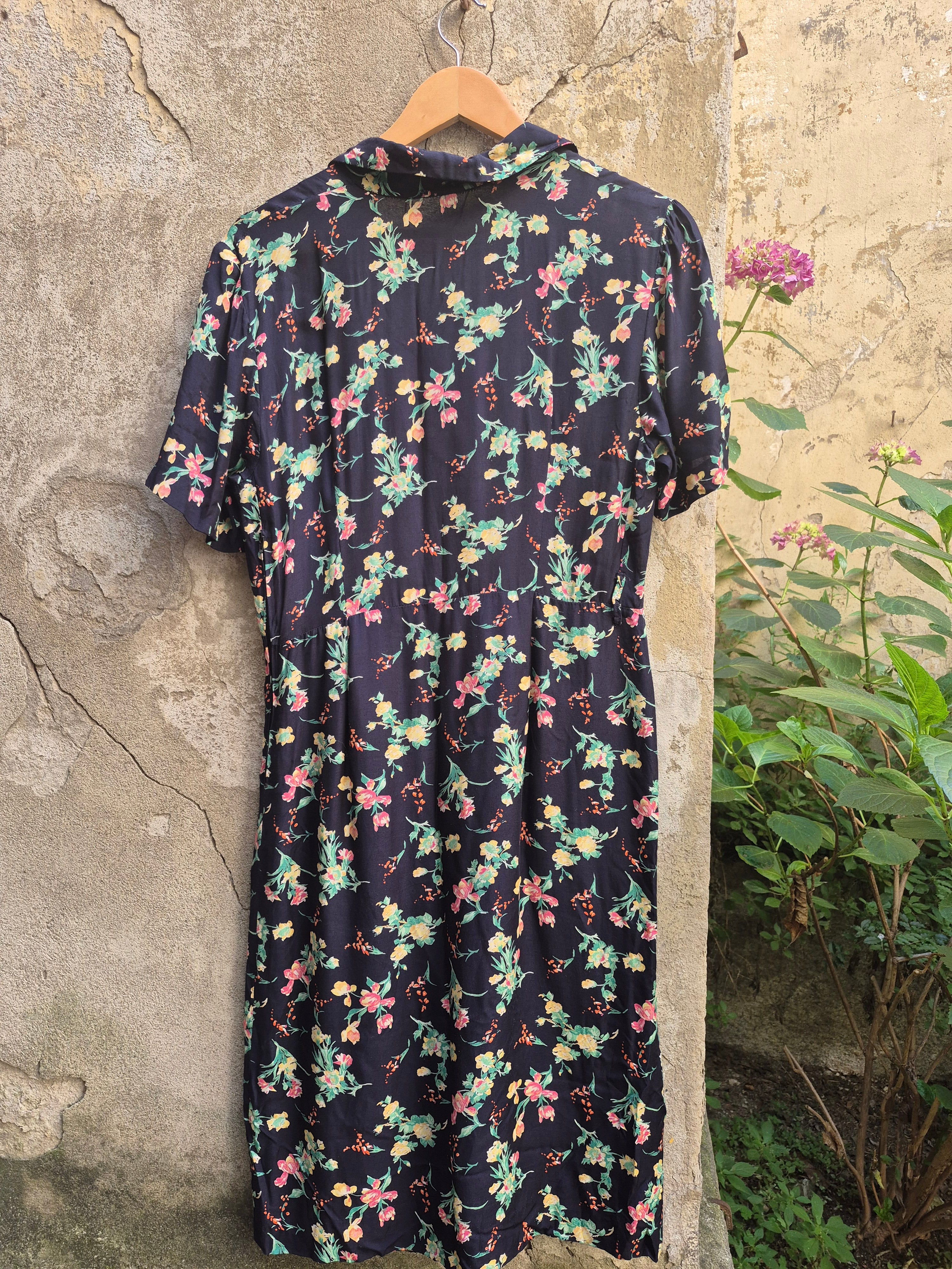 Vestito Vintage a Fiori con Bottoni e Colletto