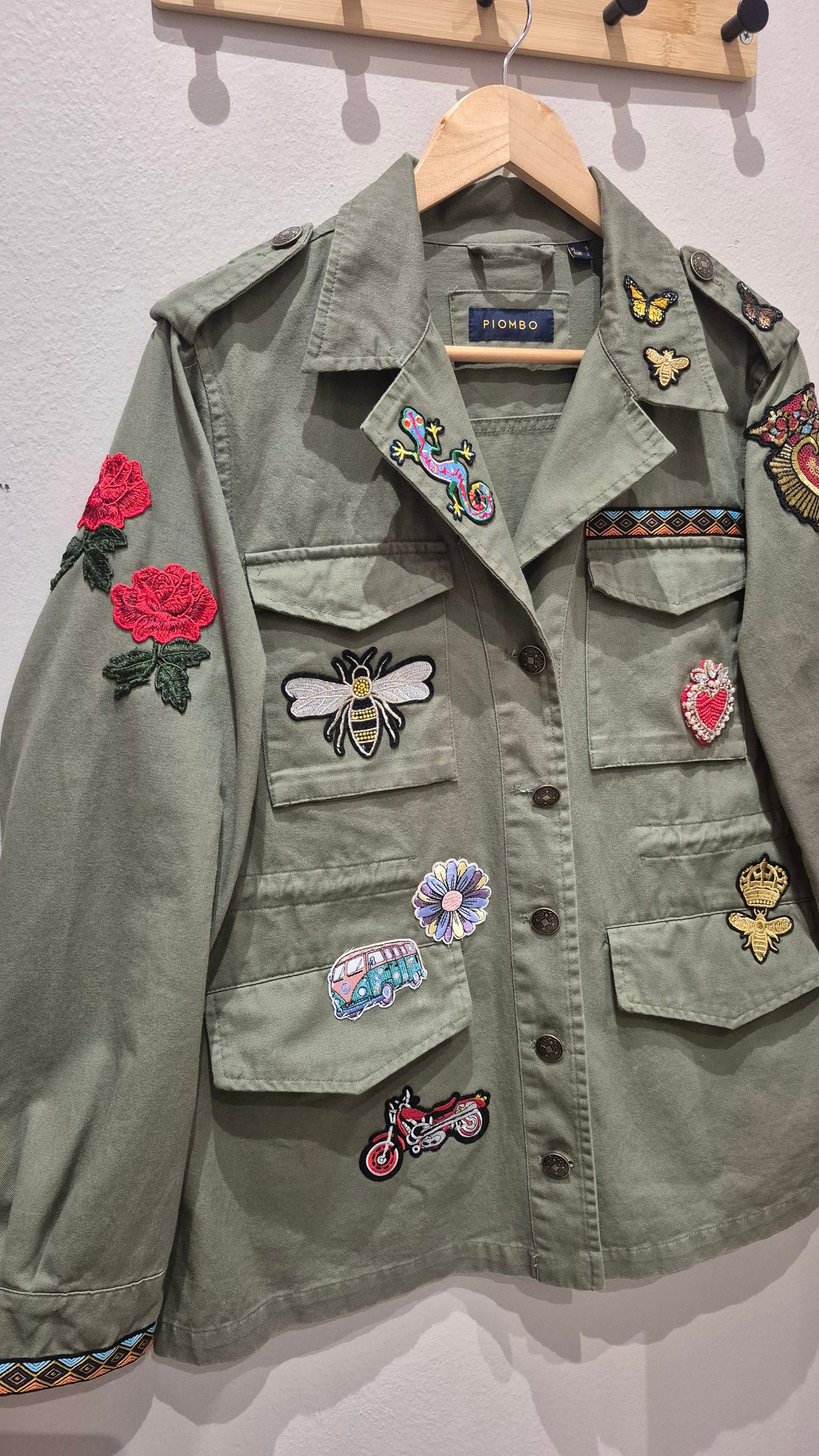 Giacca Militare Custom con Patch: Idee Outfit Primavera 🌸✨