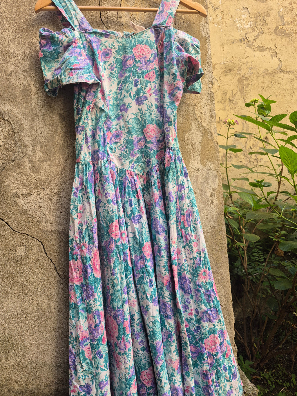 Incanto Romantico: Abito Vintage Anni '80/'90 a Fiori con Scollo Cold-Shoulder