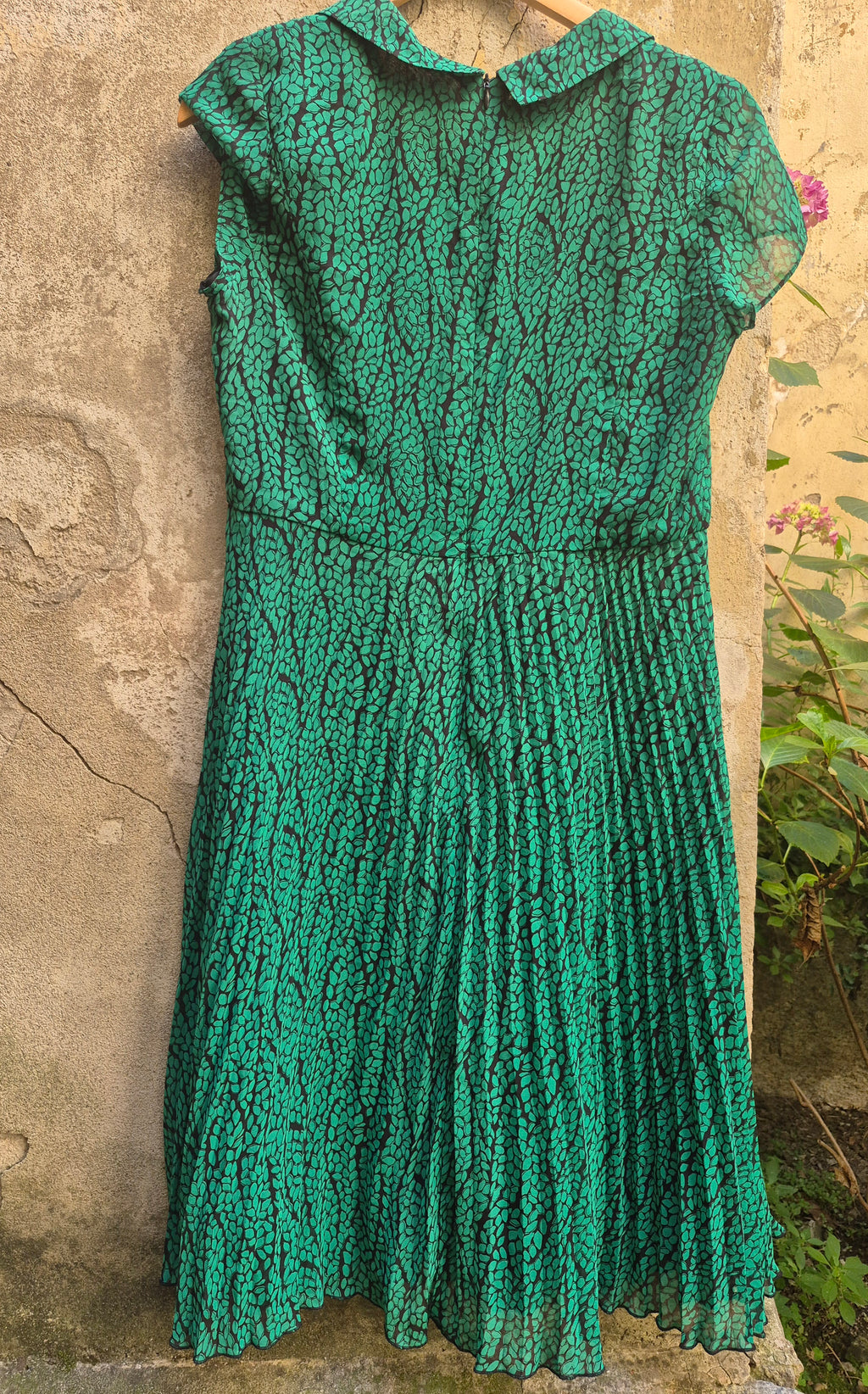 💚 Eleganza Bon-Ton: Abito Verde Smeraldo Plissettato con Colletto Peter Pan