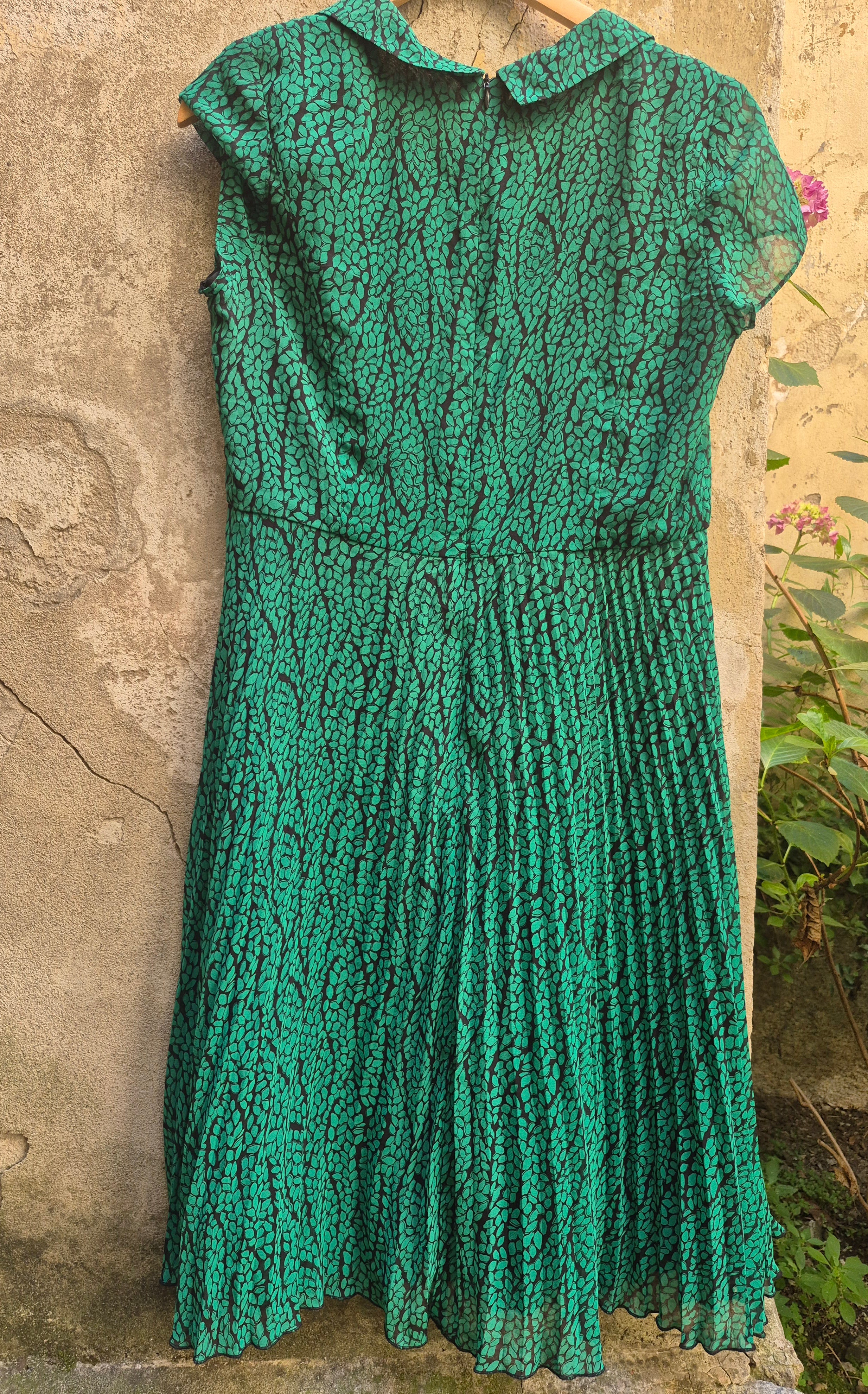 💚 Eleganza Bon-Ton: Abito Verde Smeraldo Plissettato con Colletto Peter Pan