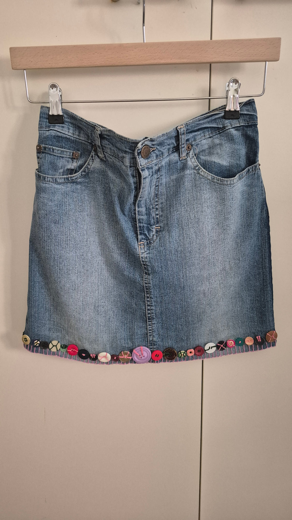 🌟 Minigonna in Jeans Artigianale con Dettagli Unici e Bottoni Vintage