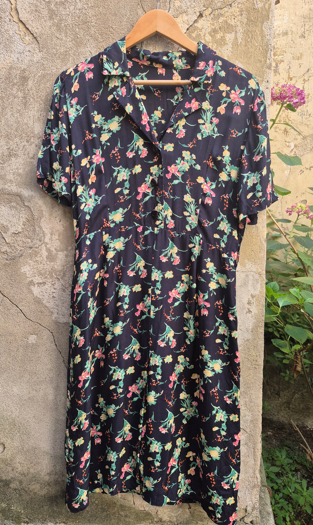 Vestito Vintage a Fiori con Bottoni e Colletto