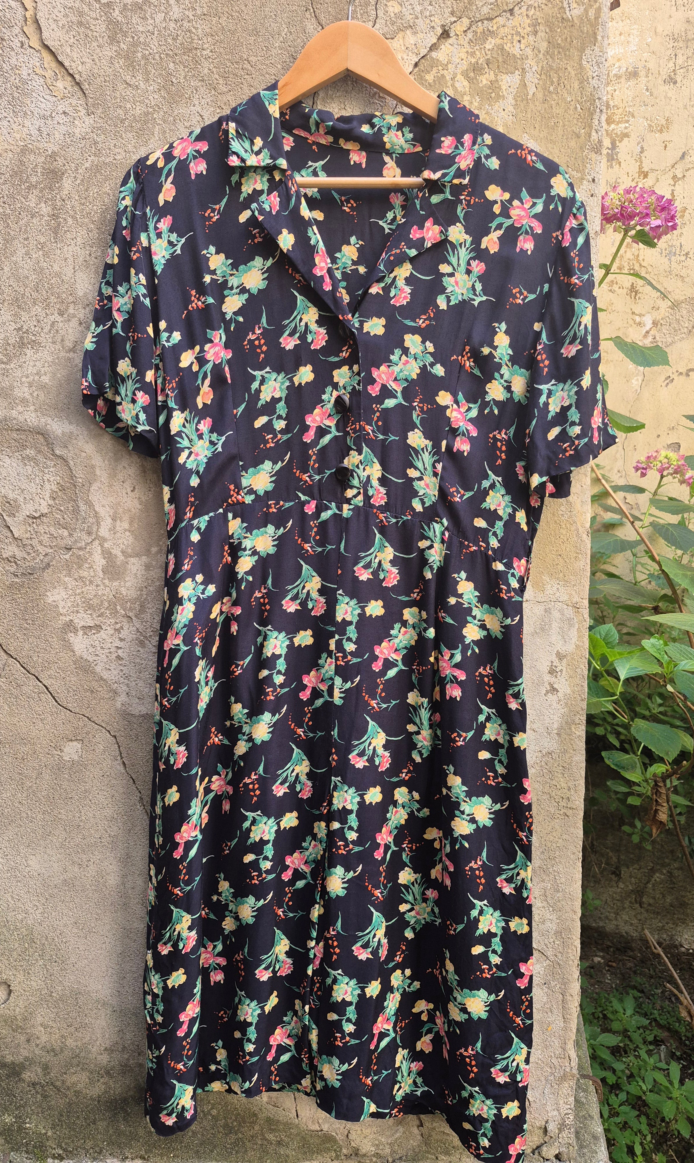 Vestito Vintage a Fiori con Bottoni e Colletto