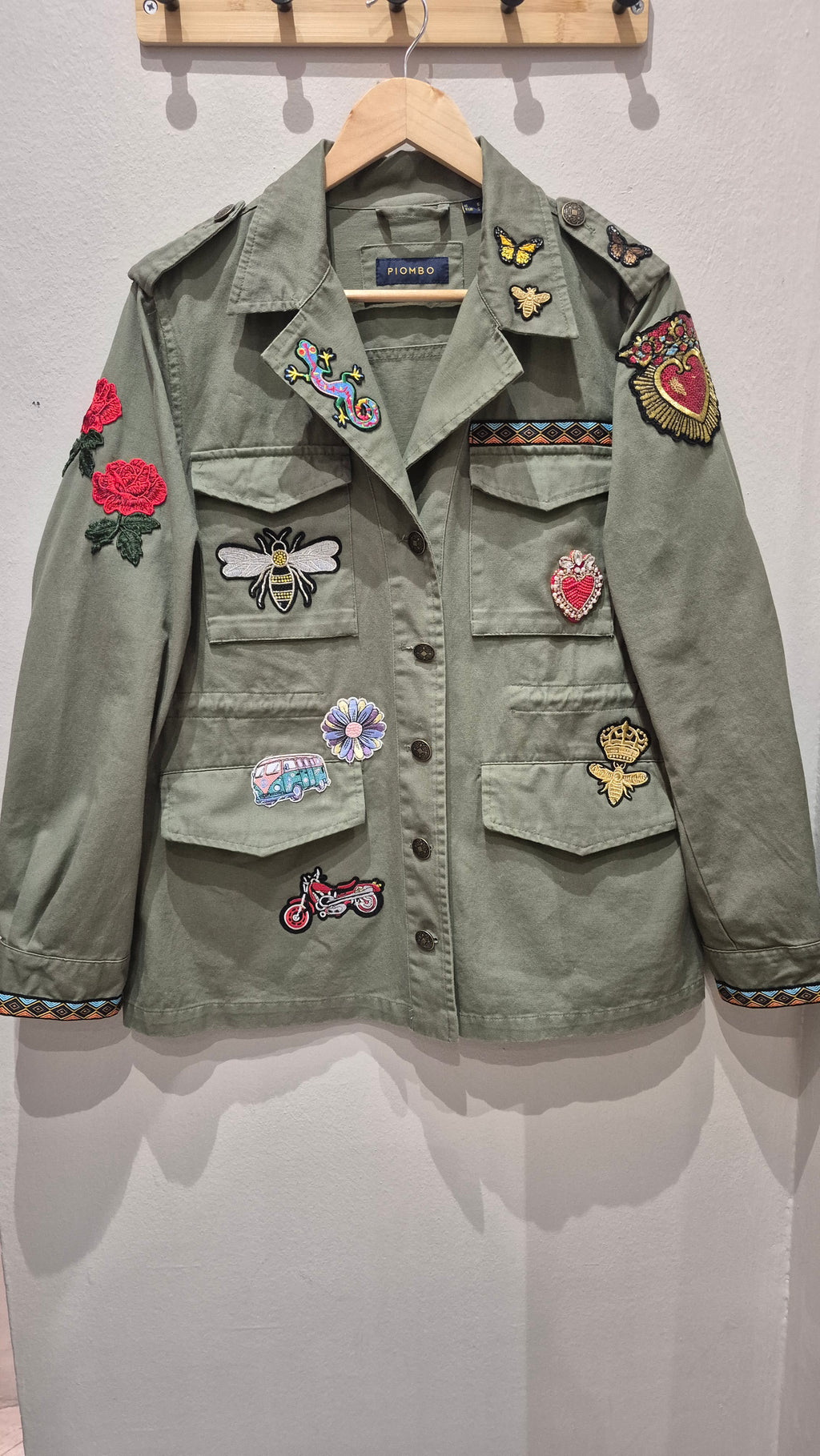 Giacca Militare Custom con Patch: Idee Outfit Primavera 🌸✨