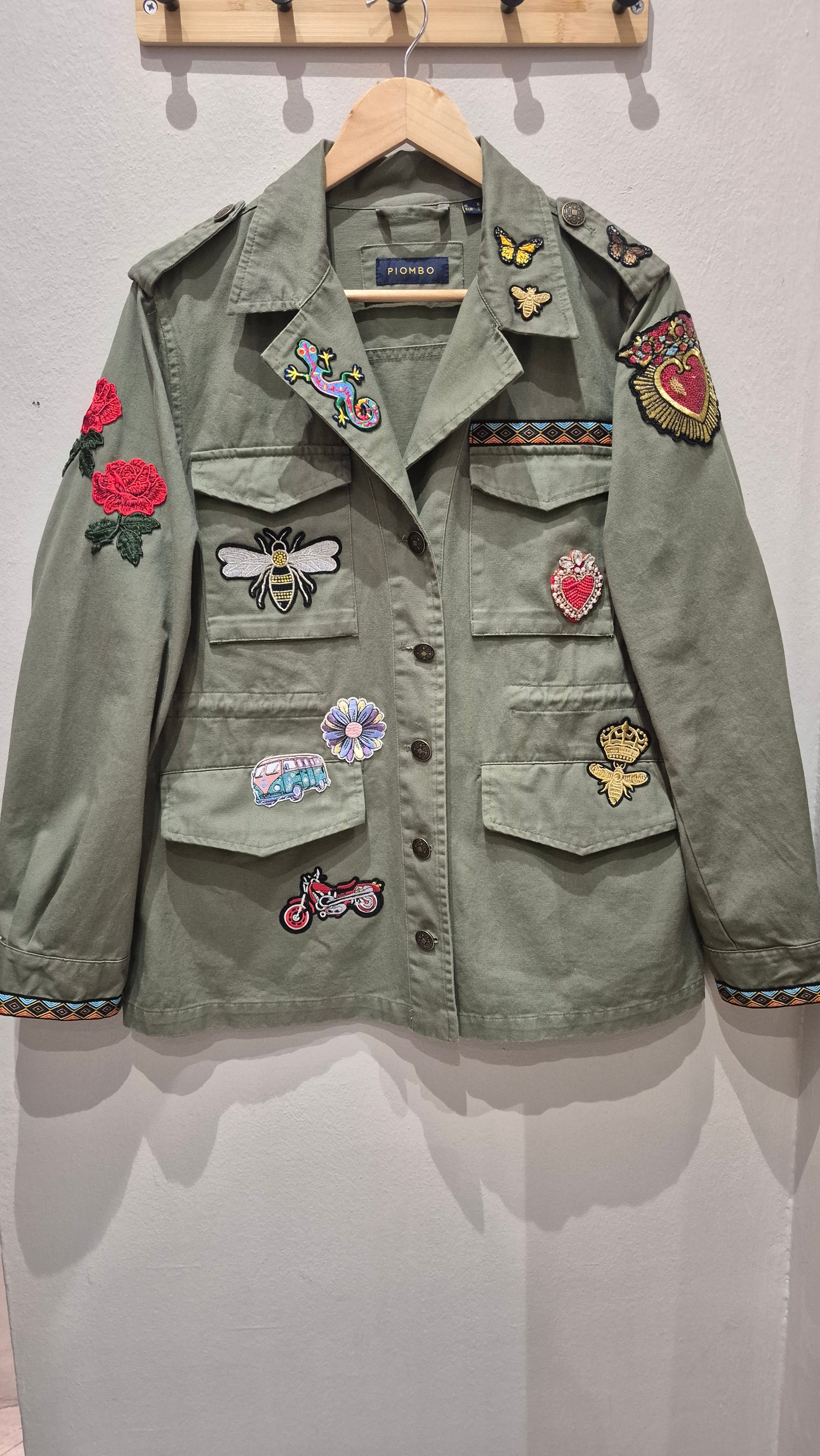 Giacca Militare Custom con Patch: Idee Outfit Primavera 🌸✨
