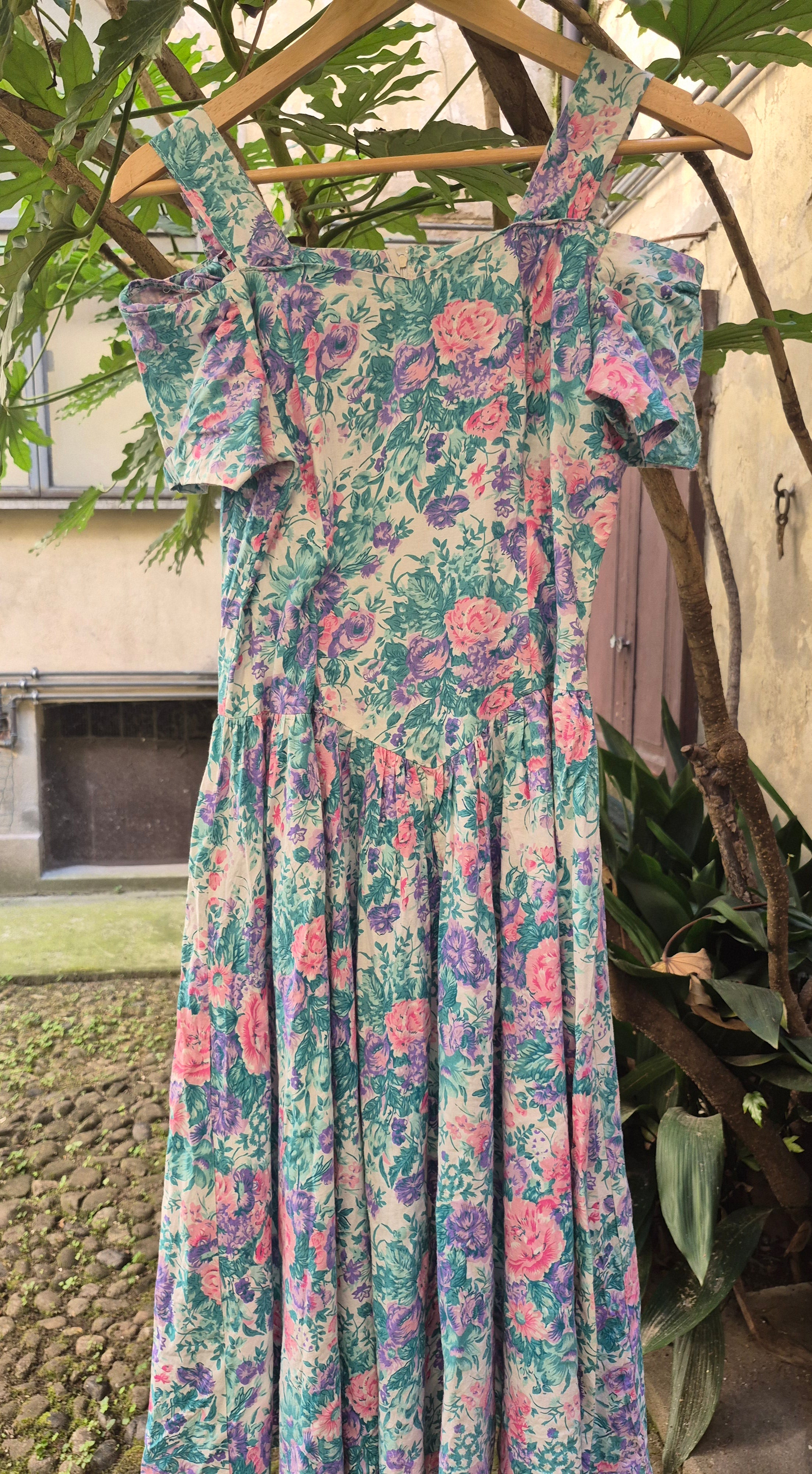 Incanto Romantico: Abito Vintage Anni '80/'90 a Fiori con Scollo Cold-Shoulder