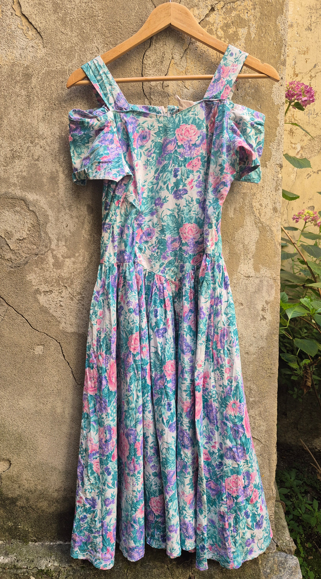 Incanto Romantico: Abito Vintage Anni '80/'90 a Fiori con Scollo Cold-Shoulder