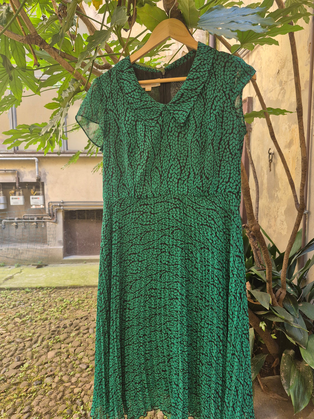 💚 Eleganza Bon-Ton: Abito Verde Smeraldo Plissettato con Colletto Peter Pan
