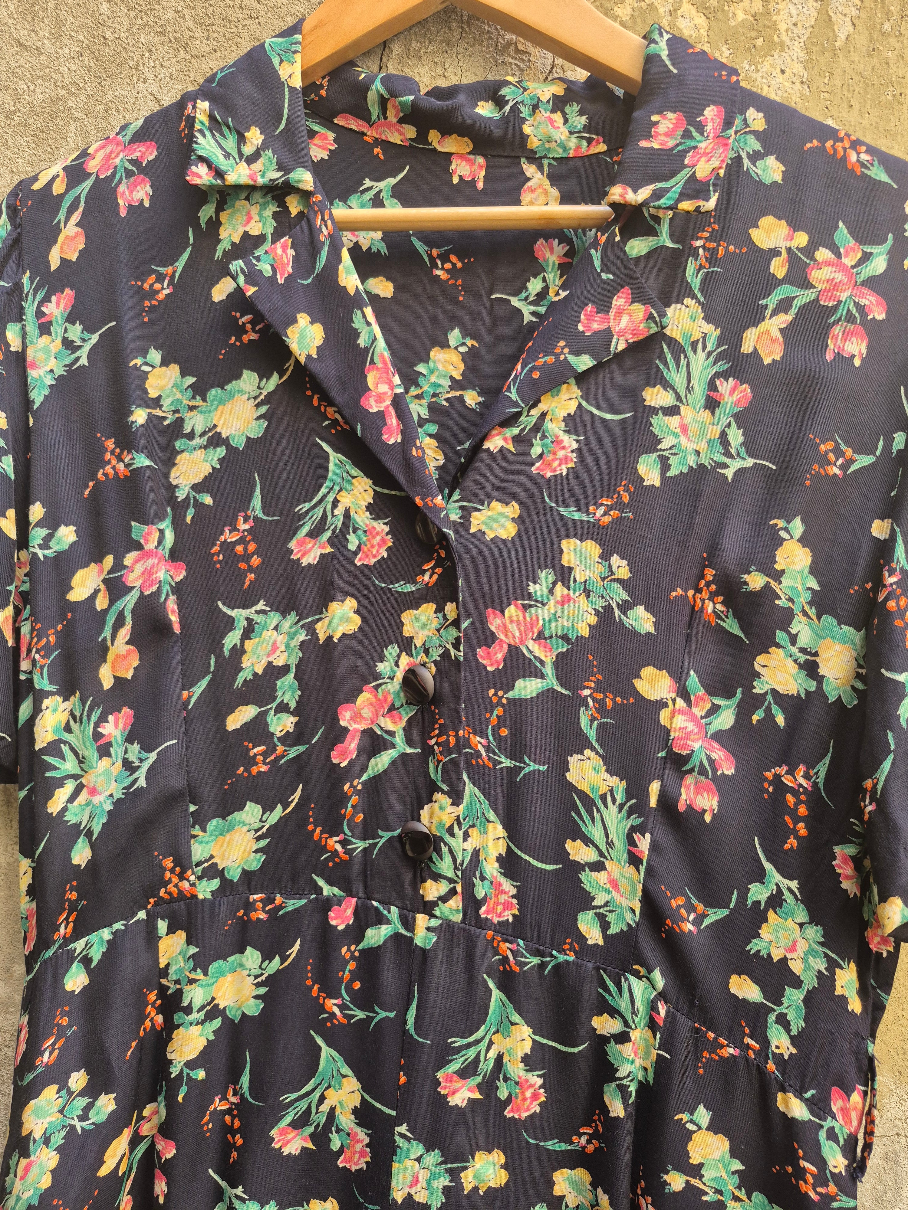 Vestito Vintage a Fiori con Bottoni e Colletto