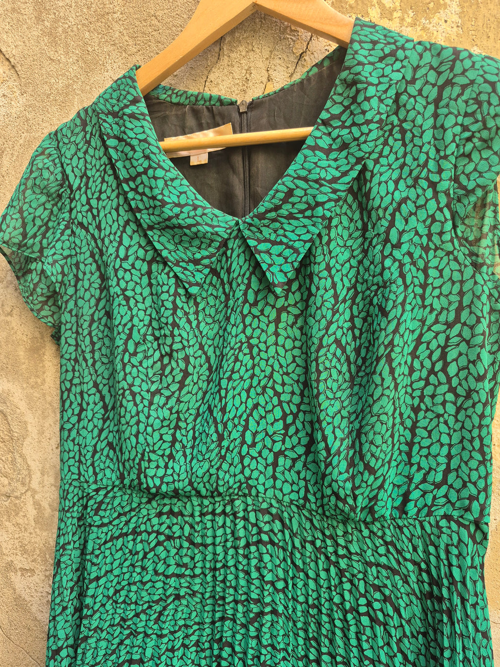 💚 Eleganza Bon-Ton: Abito Verde Smeraldo Plissettato con Colletto Peter Pan