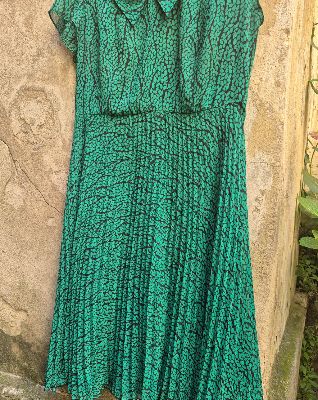 💚 Eleganza Bon-Ton: Abito Verde Smeraldo Plissettato con Colletto Peter Pan