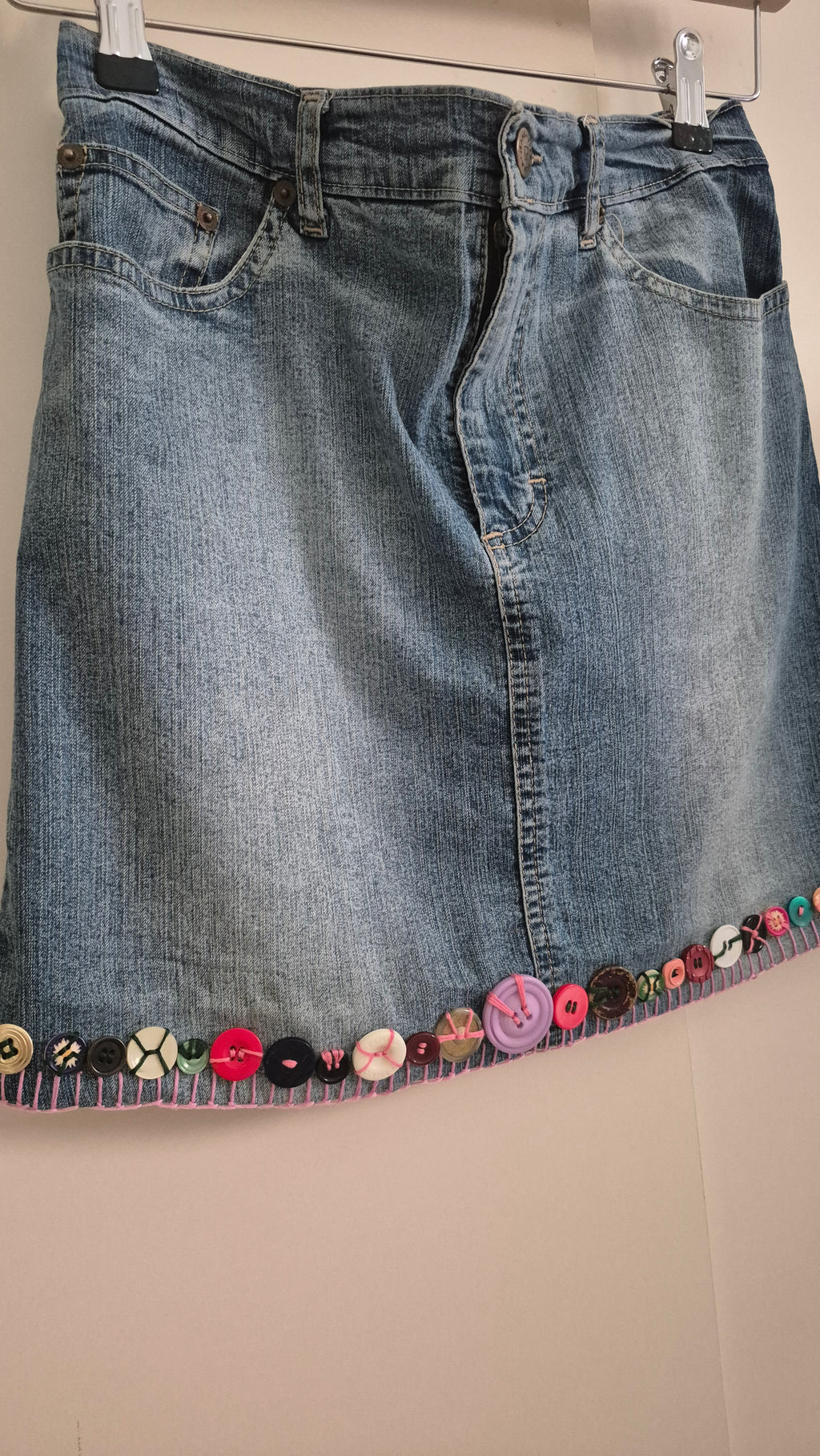 🌟 Minigonna in Jeans Artigianale con Dettagli Unici e Bottoni Vintage