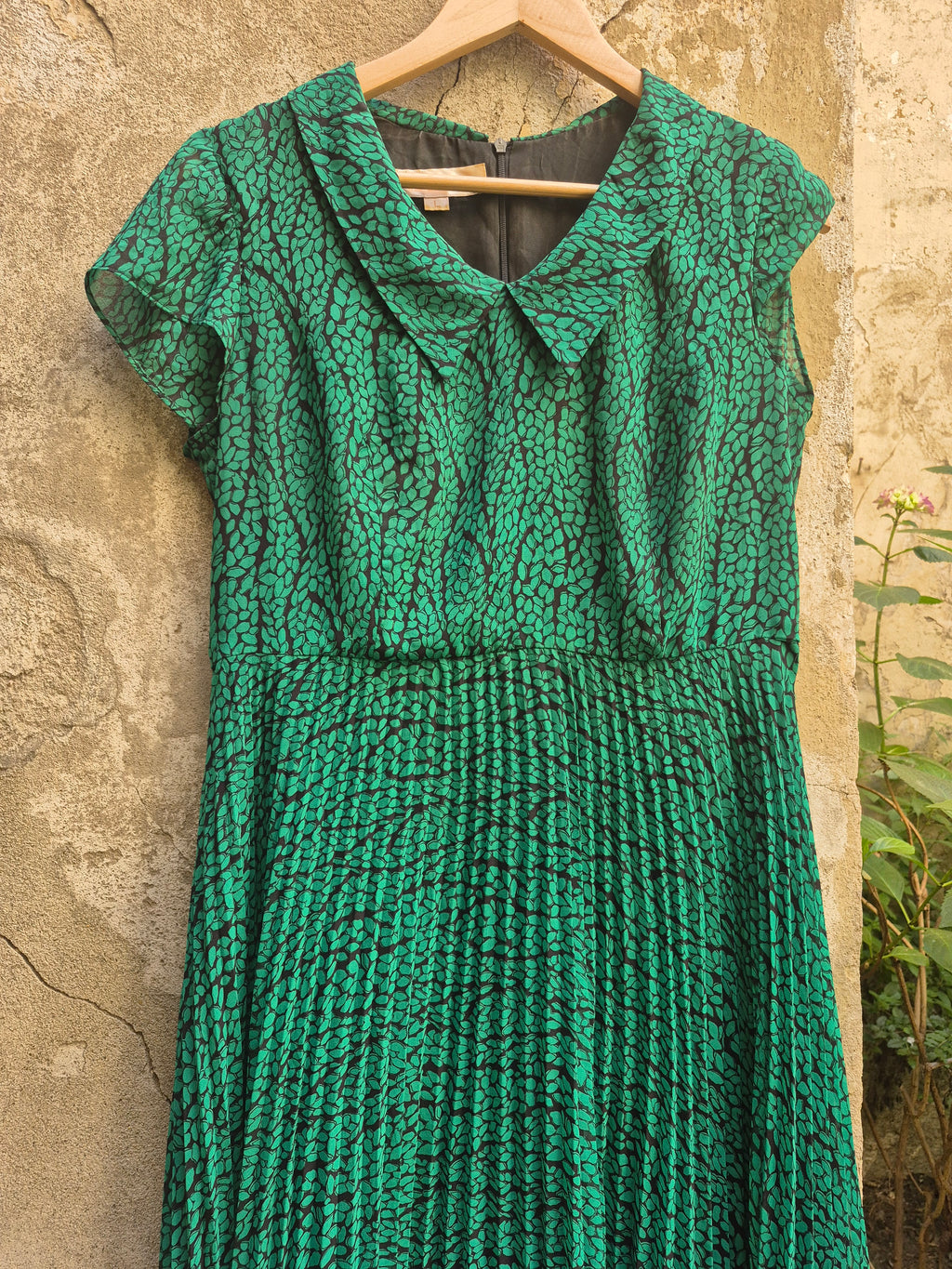 💚 Eleganza Bon-Ton: Abito Verde Smeraldo Plissettato con Colletto Peter Pan